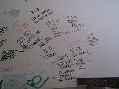 Le scritte degli studenti sui rifiuti della camera dei segreti